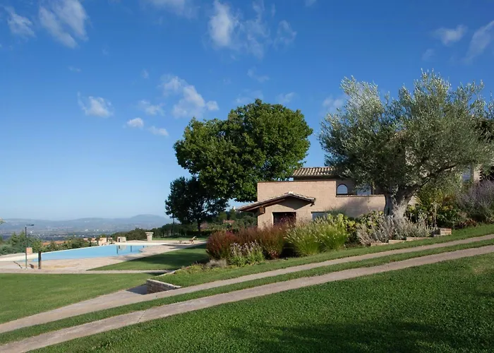 Modern Overlooking The Hills Of アッシジ